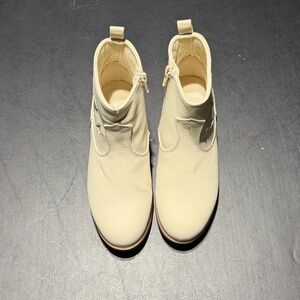 Girls Size 4 Blowfish Malibu Cream Ankle Booties Brand New